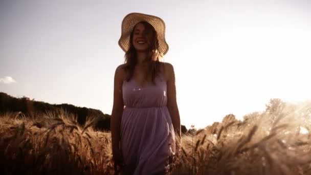 Girl walking through wheat field — Stock Video