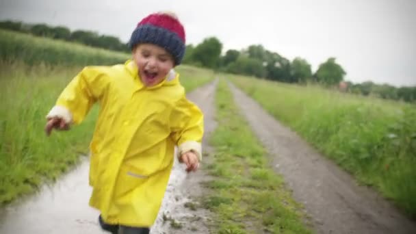 Chlapec běží mimo — Stock video