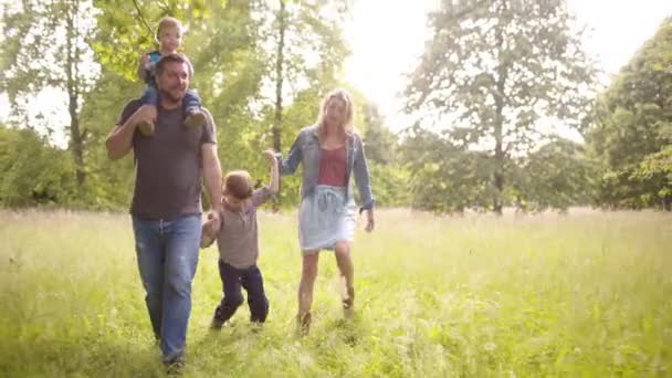 Familie erkundet Park — Stockvideo