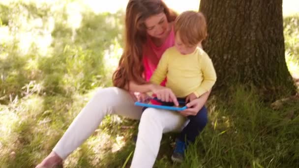 Matka a dítě s tabletem — Stock video