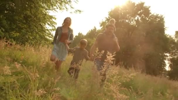 Familie erkundet Park — Stockvideo