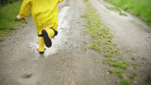 Jongen uitgevoerd buiten na de regen — Stockvideo