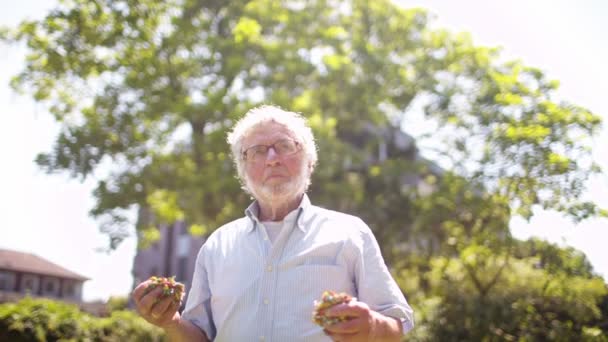 Yaşlı bir adam konfeti zevk — Stok video