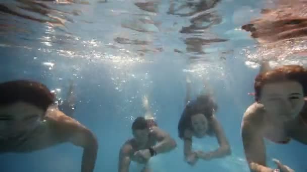 přátel plavání pod vodou