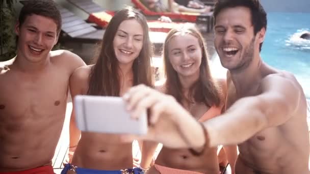 풀 사이드에서 selfie를 복용 하는 친구 — 비디오