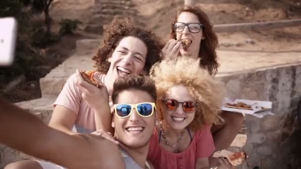 Amigos tomando selfie con pizza — Vídeos de Stock