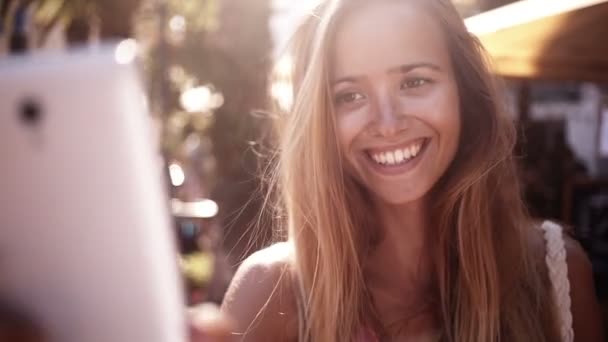 Chica tomando selfies — Vídeos de Stock