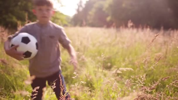 Garçon courir avec ballon de football — Video