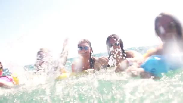 Friends Splashing Water — Stock Video