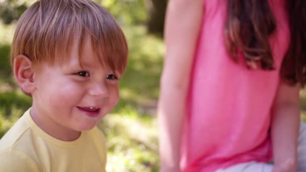 Junge mit Mutter im Park — Stockvideo