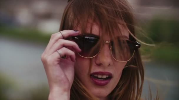 Adolescent fille enlève lunettes de soleil — Video