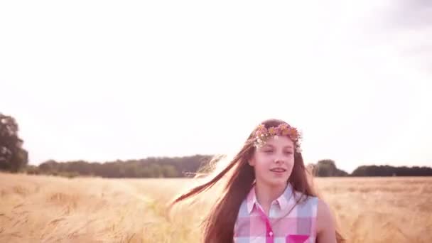 Chica joven corriendo a través de campos de trigo — Vídeo de stock