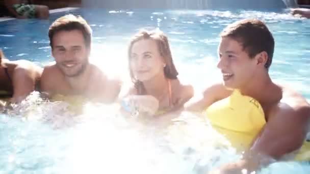 Amigos compartilhando Lilo na piscina — Vídeo de Stock