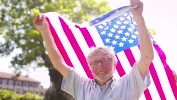 Hombre viejo con bandera de EE.UU. — Vídeos de Stock