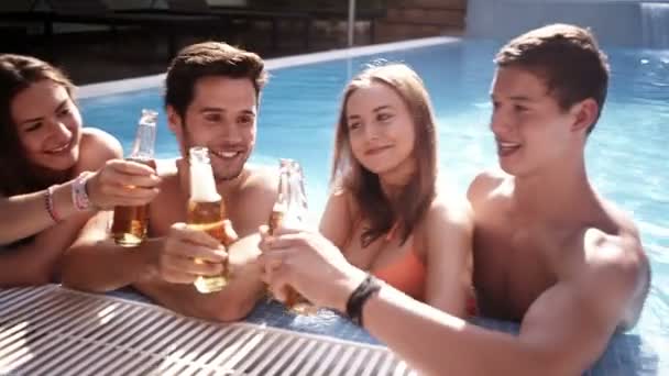 Друзья с пивом у бассейна — стоковое видео
