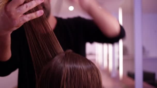 Mulher tendo seu cabelo cortado — Vídeo de Stock