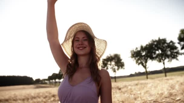 Buğday alanında dans kızı — Stok video