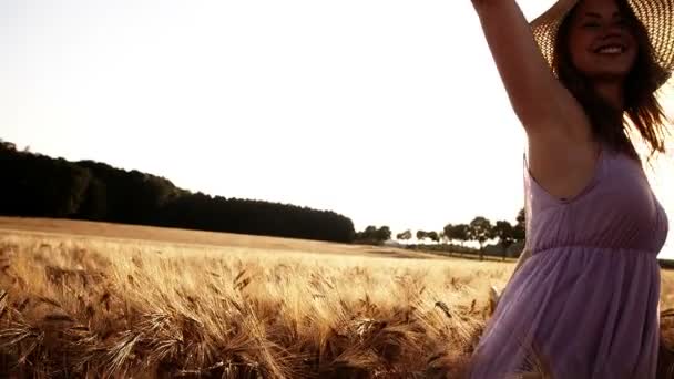 Девушка наслаждается пшеничным полем — стоковое видео