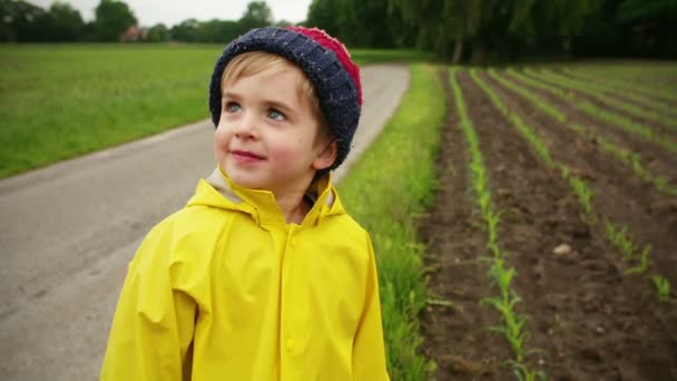 Jonge jongen op boerderij — Stockvideo