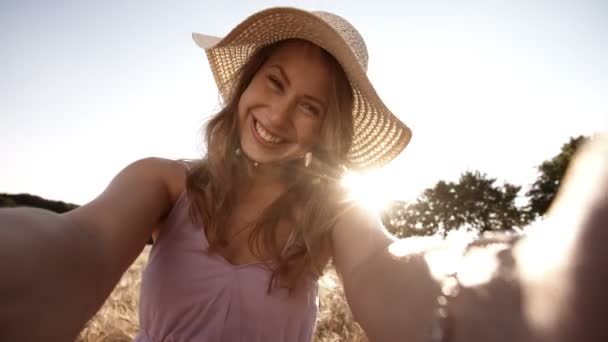 Menina tomando uma selfie no campo de trigo — Vídeo de Stock