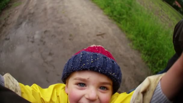 Kleine jongen aan het spelen — Stockvideo