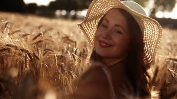 Fille regardant par-dessus son épaule — Video