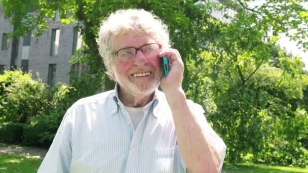 Viejo hablando por teléfono — Vídeos de Stock