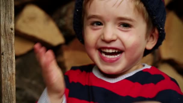 Jonge jongen vanzelf kiekeboe te spelen — Stockvideo