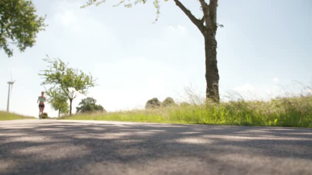 Mujer corriendo en la carretera — Vídeo de stock