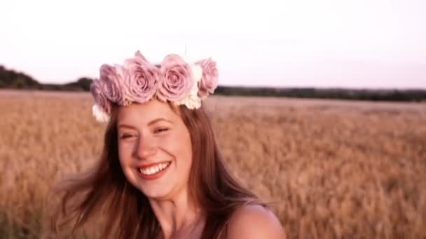 Девушка танцует на пшеничном поле — стоковое видео