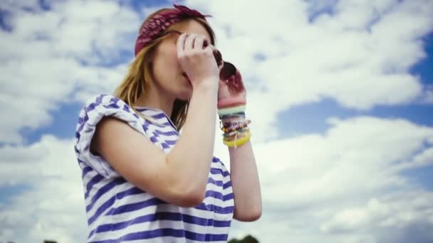 Adolescente siendo tonto — Vídeo de stock