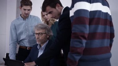 Tablet üzerinde bir fikir açıklayan Professional