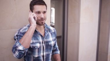 Adam cep telefonuyla konuşmayı
