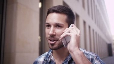 Adam cep telefonuyla konuşmayı