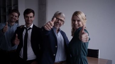 Ofis çalışanları başparmak gösterilmesini