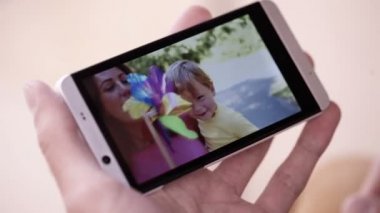 Akıllı telefon tutarak ve video izlerken adam