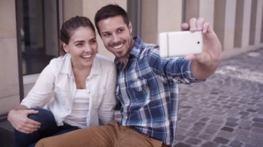 Adımlar ve alır selfie Çift
