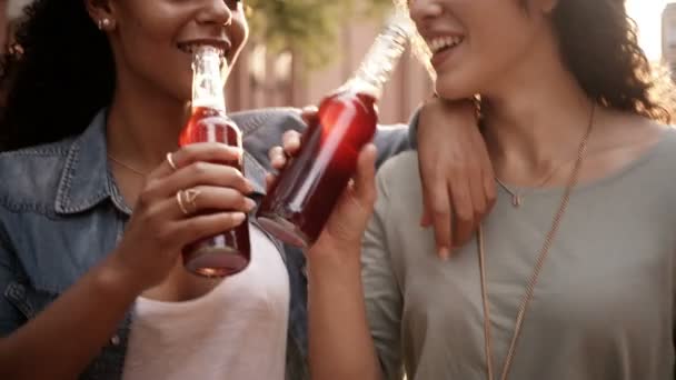 Freundinnen trinken rosa Limonade — Stockvideo