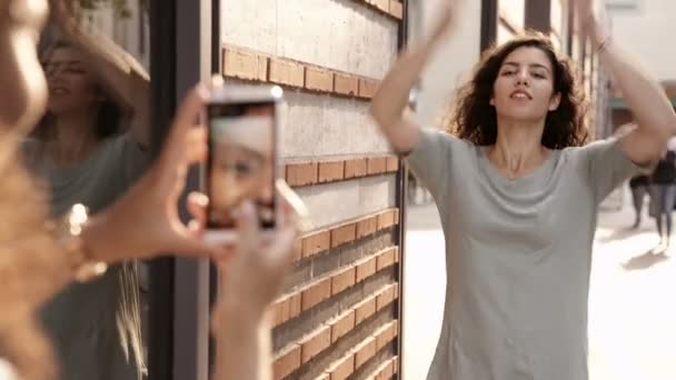 Vrouw nemen foto van de vriend — Stockvideo