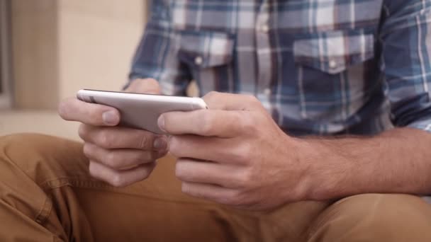 Hombre enviando mensaje en el teléfono celular — Vídeos de Stock