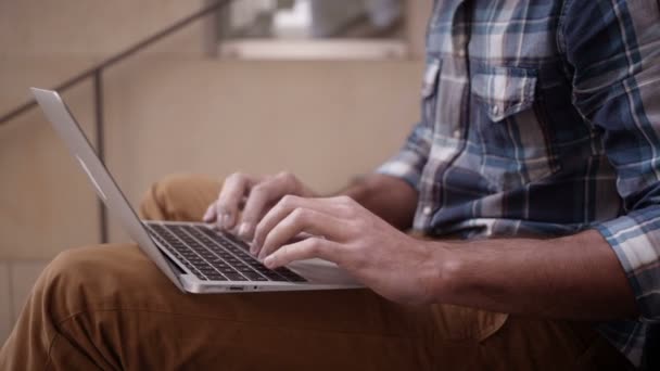 Человек печатает на клавиатуре ноутбука — стоковое видео