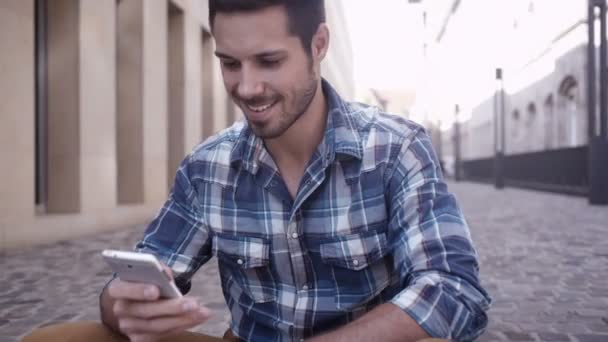 Muž odesílání zpráv na mobilní telefon — Stock video