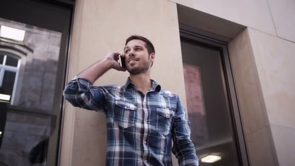 Hombre teniendo conversación en el teléfono celular — Vídeos de Stock