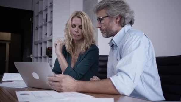 Bürokollegen arbeiten zusammen — Stockvideo