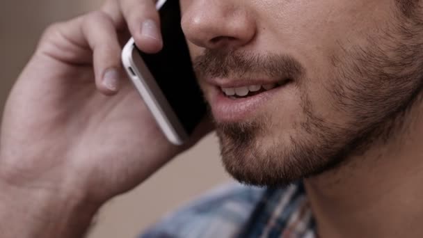 Hombre disfrutando de la conversación por teléfono — Vídeos de Stock