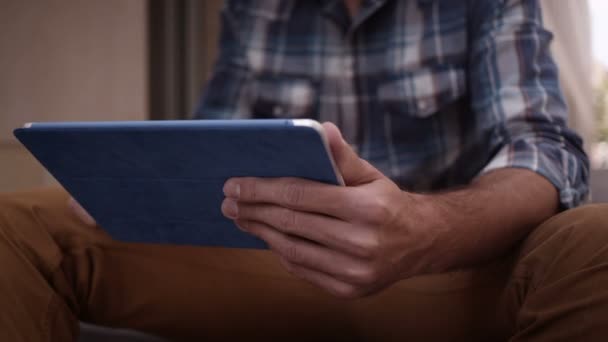 Hombre sosteniendo la tableta con estuche azul — Vídeos de Stock