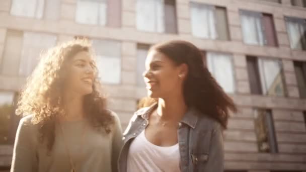 Amigos caminando y hablando en la ciudad — Vídeos de Stock