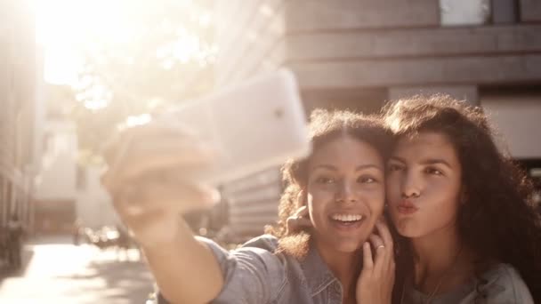 Freunde machen Selfie — Stockvideo
