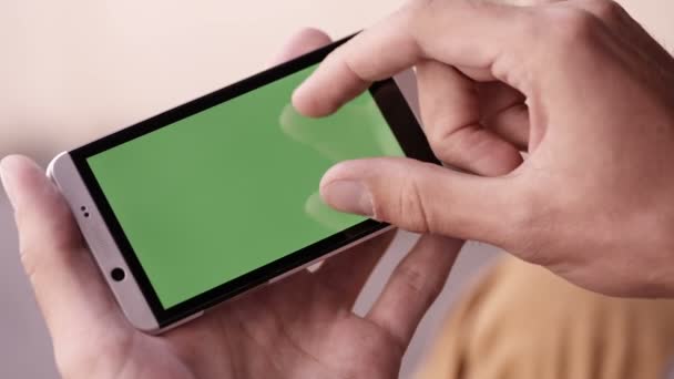 Hombre usando scroll y zoom en el teléfono inteligente — Vídeos de Stock