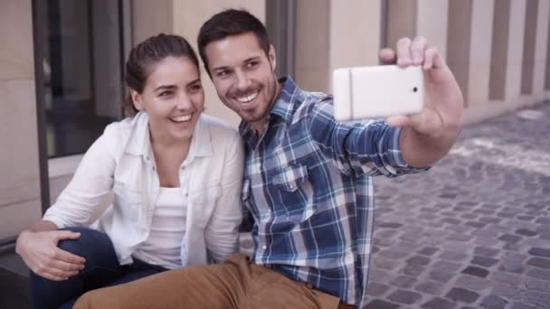 Couple on steps and takes selfie — Stock Video